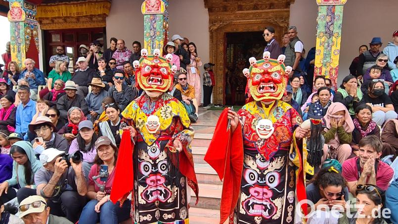 Ladakhs Klosterfeste sind ein gesellschaftliches Ereignis - wer nicht früh genug kommt, bekommt keinen Platz. Bild: Roswitha Bruder-Pasewald/dpa