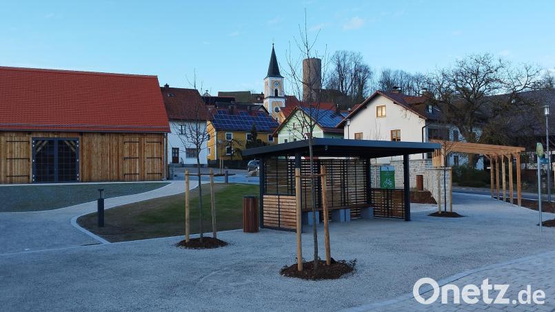 Die neue Dorfmitte mit dem Dorfstadl, Buswartehäuschen, Pergola und Backofen ist eine gelungene Maßnahme der Dorferneuerung. Bild: dl