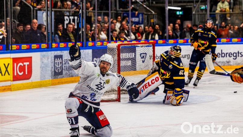 Der Weidener Kapitän Dennis Thielsch bejubelt seinen Treffer zum zwischenzeitlichen 2:1. Die Blue Devils gewannen am Freitag bei den Tilburg Trappers mit 5:2 und feierten damit den dritten Sieg in der &quot;Best-of-7&quot;-Halbfinalserie. Bild: Werner Moller