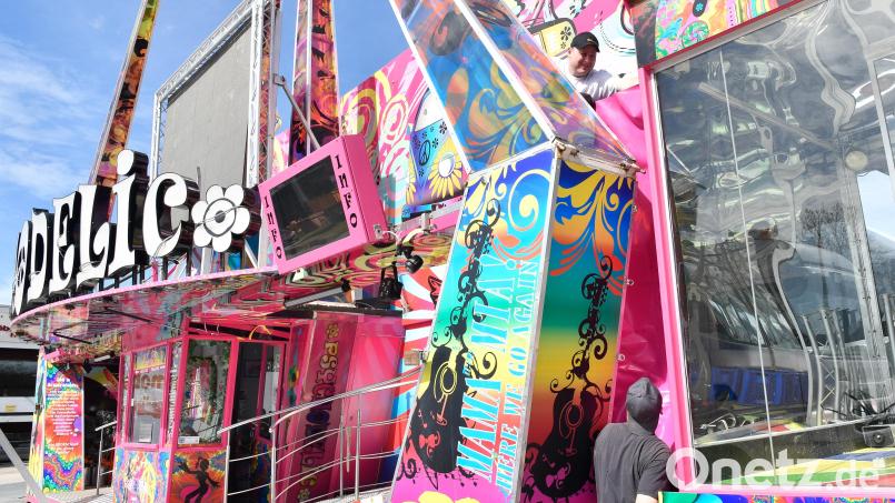 Der Aufbau für das Frühlingsfest hat begonnen: Am Freitagnachmittag sind die ersten Fahrgeschäfte am Dultplatz eingetroffen – hier das &quot;Psychodelic&quot;. Wer sich hier als Besucher hineinwagt, wird in den Gängen mit allerlei Showeffekten überrascht. Bild: Petra Hartl