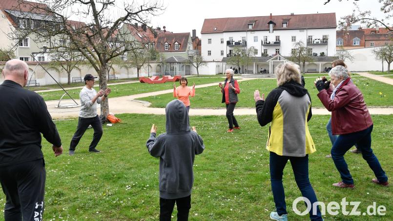 Erste Lektion in Tai Chi: Johann Bauer erklärt im Maltesergarten den Bogenschritt und dazu eine der typischen, fließenden Arm- und Handbewegungen. Bild: Petra Hartl