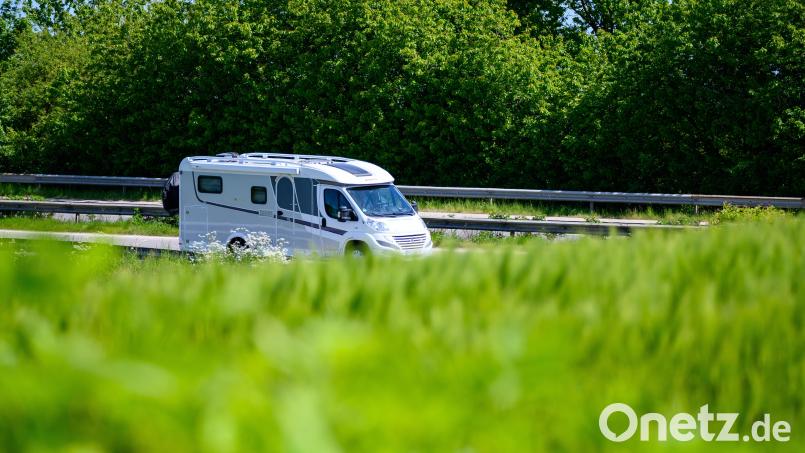 Raus ins Grüne: Vor der ersten Tour braucht das Wohnmobil einen gründlichen Check-up. Bild: Jonas Walzberg/dpa