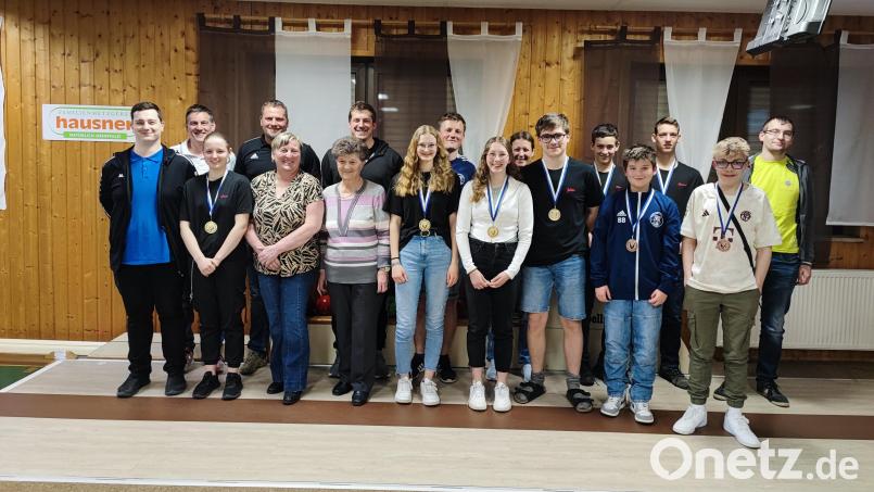 Die Preisverleihung des Osterpokalturniers 2024 beim Sportkegelclub Blau-Weiß Moosbach nimmt Vorsitzender Philipp Grötsch (links) vor. Er gratuliert und dankt allen Teilnehmern. Bild: gi