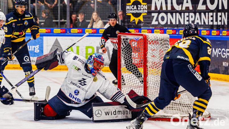 Szenen aus dem vierten Play-off-Halbfinale in der Eishockey-Oberliga zwischen den Tilburg Trappers und den Blue Devils Weiden (weiße Trikots). Bild: Werner Moller