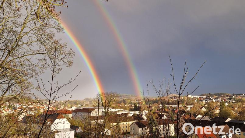 Wer am Donnerstag gegen 18.40 Uhr vom Friedhofsberg in Sulzbach Richtung Osten blickte, erkannte vor dem Hintergrund des Schlackenberges einen doppelten Regenbogen über dem Loderhof und Rosenberg. Bild: Tobias Gräf