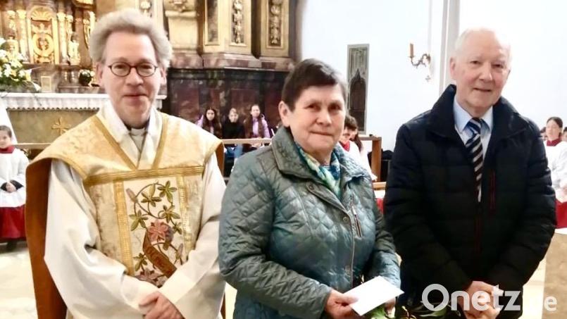 Dekan Pfarrer Christian Schulz (links) und Kirchenpfleger Georg Münch gratulieren der Mesnerin Rosmarie Rauch zum 75. Geburtstag. Bild: mma