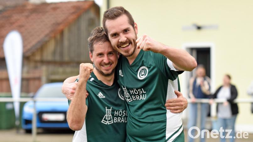 Am Karsamstag strahlte Marco Kießling (rechts) nach seinem zehnten Saisontreffer zusammen mit Vorbereiter Matthias Männl um die Wette. Am Freitag musste sich der Torjäger des SV Mitterteich einer Adduktoren-Operation unterziehen, für Kießling ist die Saison damit beendet. Archivbild: Gebert