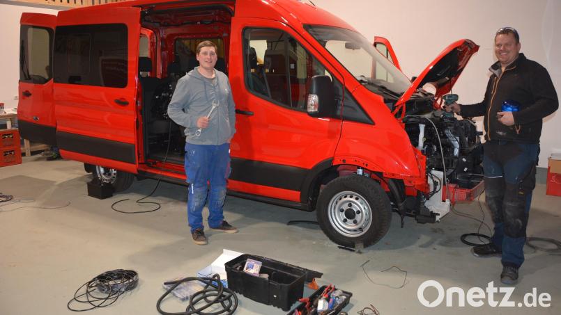 Feuerwehr-Vorsitzender Christian Weiß (links) und Kommandant Martin Teubner rüsten den neuen Mannschaftstransportwagen zusammen mit weiteren Helfern für die Bedürfnisse der Brandschützer aus. Bild: jr