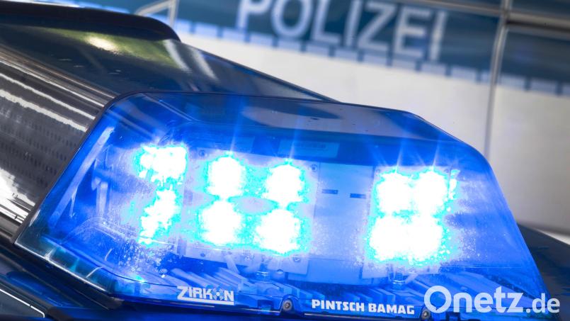 Ein Blaulicht auf dem Dach eines Polizeiwagens. Symbolbild: Friso Gentsch