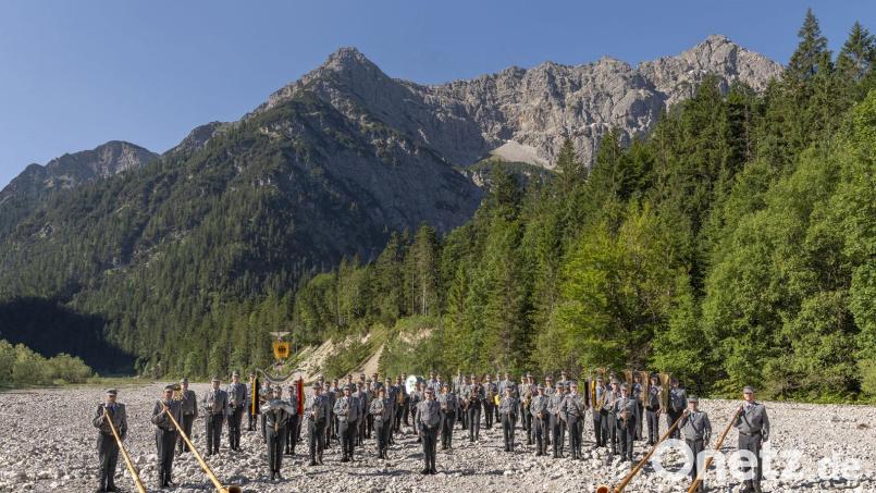 Ein Orchester vor wildromantischer Alpenkulisse: Das Gebirgsmusikkorps der Bundeswehr reist am Mittwoch, 24. April, von Garmisch-Partenkirchen nach Schwarzenfeld und gibt im Kantinen-Saal des Unternehmens "Agrob-Buchtal" ein öffentliches Konzert. Bild: Bundeswehr/exb
