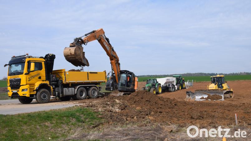 Im Gewerbegebiet am Brunnlettberg in Schmidmühlen haben die Erdarbeiten für Bau eines neuen Wertstoffhof begonnen. Bauherr ist das Amt für Abfallwirtschaft des Landkreises Amberg-Sulzbach. Bild: bö