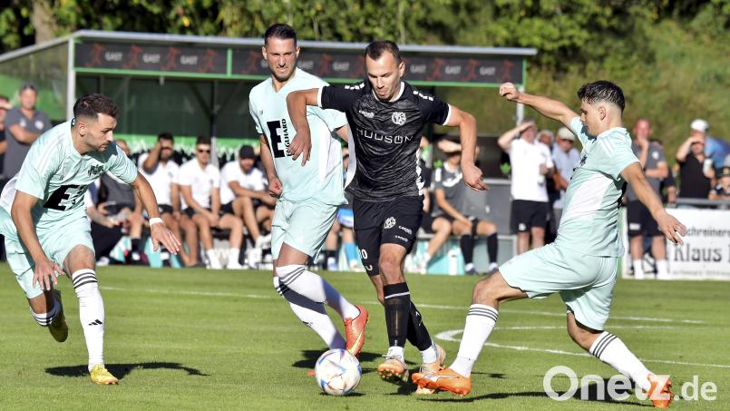 Drei gegen einen: Timo Kohler (Mitte, schwarzes Trikot) von der DJK Gebenbach wird hier von den Ammerthalern Christian Heinloth, Mergim Bajrami und Mario Plott (von links) eingefangen. Am Samstag steht das Rückspiel in Gebenbach an. Bild: Hubert Ziegler