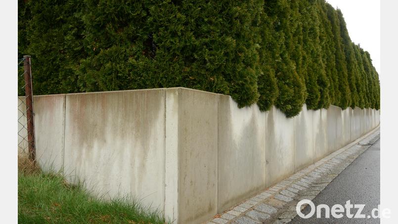 Über die mögliche Errichtung einer ähnlichen Gartenmauer diskutierte der Gemeinderat in seiner Sitzung eine halbe Stunde lang. Symbolbild: bey