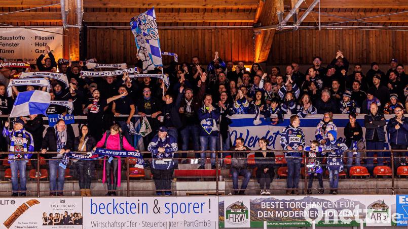 Auf die Fans der Blue Devils Weiden warten im Play-off-Halbfinale lange Fahrten nach Tilburg in die Niederlande. Archivbild: Werner Moller