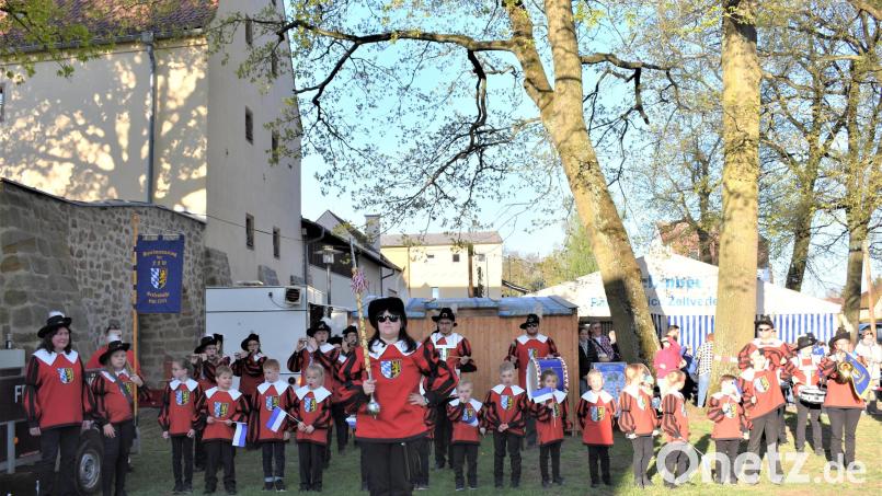 Der Grafenwöhrer Spielmannszug (Bild aus dem Jahr 2019 beim Maibaumfest) soll als Projekt-Spielmannszug in Zusammenarbeit mit Pressather und Erbendorfer Musikanten beim Kulturfest der Oberpfälzer im Juni an der Spitze des Festumzugs marschieren. Bild: Renate Gradl