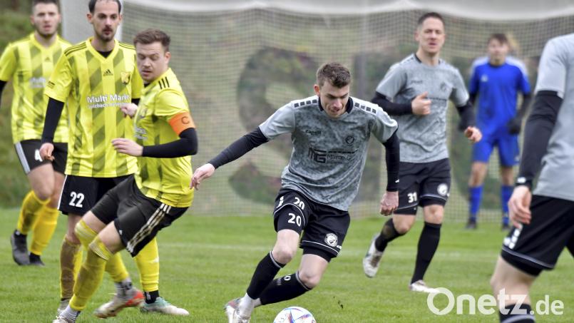 Patrick Stauber (Mitte) von den Sportfreunden Ursulapoppenricht tanzt den Kauerhofer Kapitän Maximilian Grundler (links daneben) aus. Bild: Hubert Ziegler