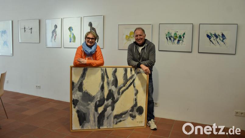 Gerd Seidels Frau Christine ist wie er sagt seine beste Beraterin, geht es darum, die Werke an den Wänden der Ausstellungsräume ins rechte Licht zu rücken. Bild: ubb
