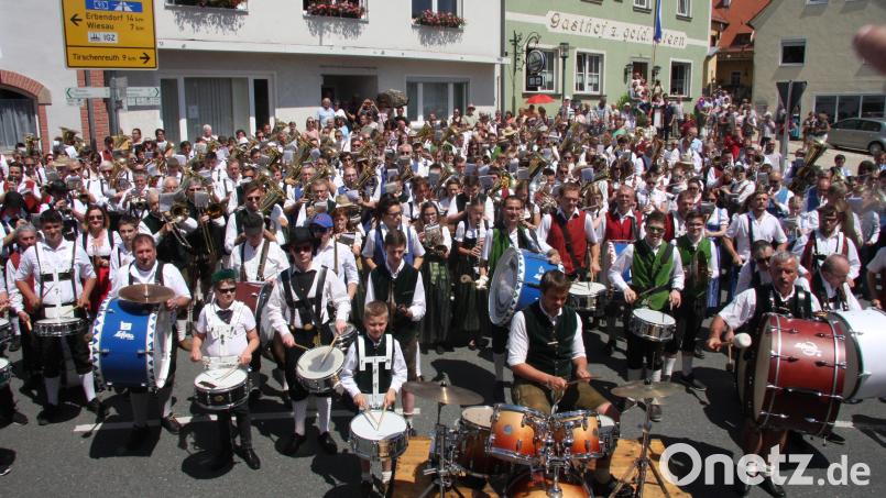 Sofern das Wetter mitspielt, soll sich das Bild am 28. Juli wiederholen. Ein Sternmarsch mit abschließendem Massenchor (Bild) bildete den Höhepunkt des 145. Vereinsjubiläums der Blaskapelle Falkenberg. Archivbild: wro