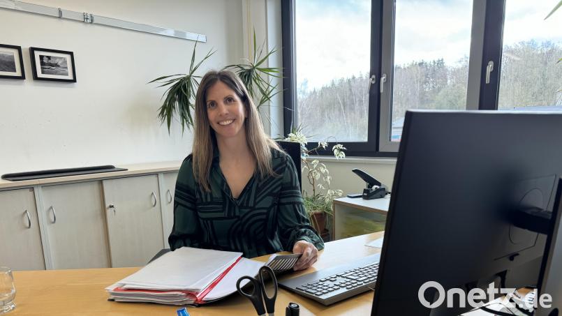 Michelle Serret liebt das papierlose Büro. Ihre Unterlagen passen in einen Ordner. Bild: Matthias Bäumler/fph