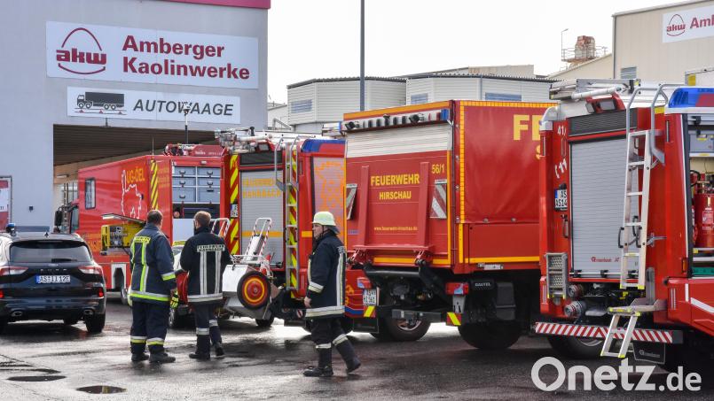 Wegen eines Brands bei den Amberger Kaolinwerken in Hirschau gab es einen Großeinsatz für Rettungskräfte, Feuerwehr und Polizei. Die B14 war komplett gesperrt, Häuser mussten evakuiert werden. Bild: Stephan Huber