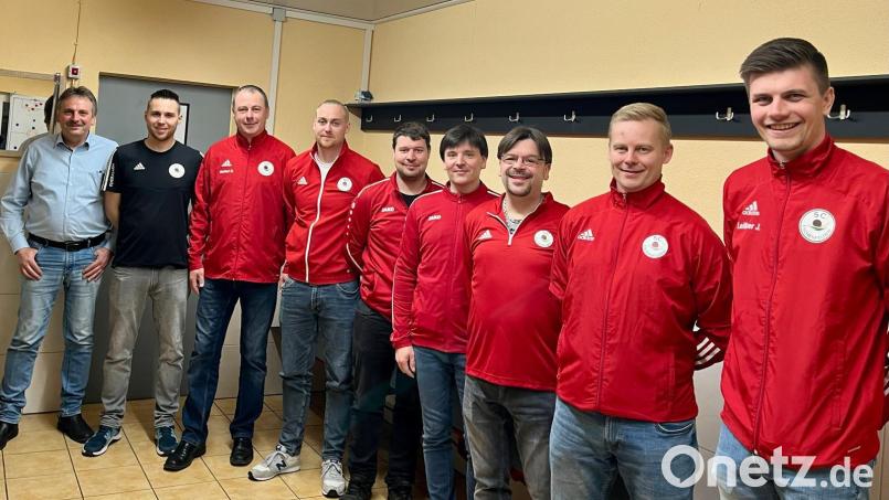 Bürgermeister Hermann Mertel mit dem neuen Vorstand des SC Eschenfelden: Eric Neidel, Herbert Herbst, Quirin Neidel, Matthias Sertl, Timo Hieltel, Marko Hieltel, Florian Hölzl und Jürgen Leißner (von links). Bild: lei