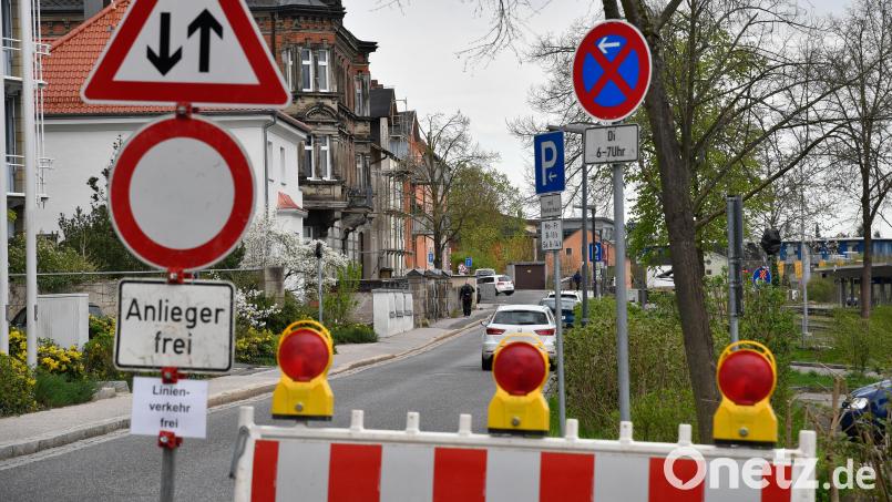Nur Anlieger und der Linienbusverkehr dürfen derzeit die Ruoffstraße in Amberg nutzen. Bild: Petra Hartl