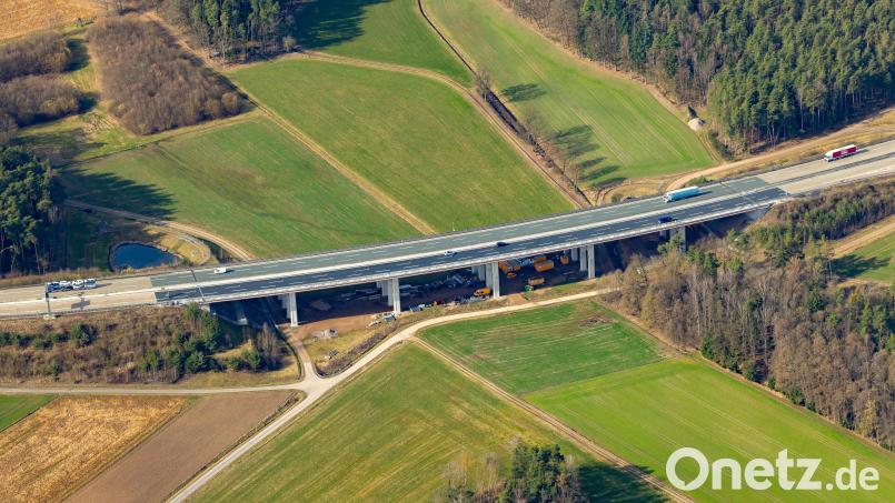 Die Ödschlagtalbrücke zwischen der Anschlussstelle Nabburg West und dem Autobahnkreuz Oberpfälzer Wald ist heuer noch einmal Baustelle – die einzige für dieses Jahr vorgesehene Autobahnbaustelle im Landkreis Schwandorf. Bild: Ingo Baeuerlein /Frankenair