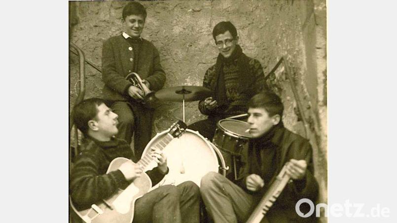 Die Skiffle-Group Manhattan, wie sich die Lonley hot Boys später nannten, vor dem Übungskeller im Amberger Stadttheater. Links Gitarrist Friedrich Brandl. Bild: Archiv Friedrich Brandl/exb