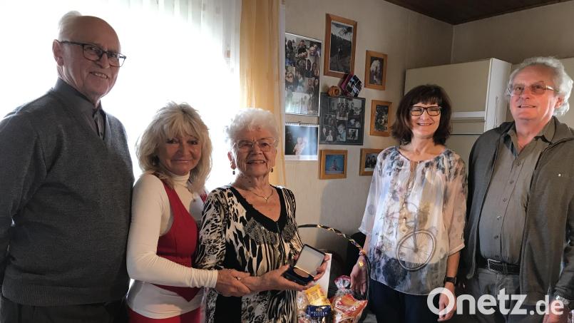 Ruhestandpfarrer Hans Peter Heindl (von links) und Tochter Edeltraud Schwemmer gratulieren Ruth Raabe zusammen mit Bürgermeisterin Evi Höllerer und Erich Freisinger zum 90. Geburtstag. Bild: mma