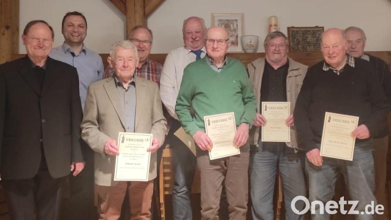 In der Jahreshauptversammlung des katholischen Männervereins Kastl wurden Mitglieder für ihre langjährige Treue ausgezeichnet. Bild: Katholischer Männerverein Kastl/exb