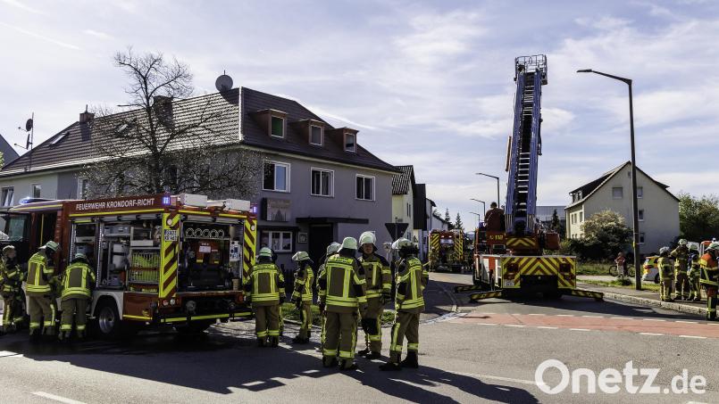 In einem Haus (links) an der Regensburger Straße brach am Samstagnachmittag im Obergeschoss ein Feuer aus. Fünf Menschen wurden verletzt. Bild: Hösamer