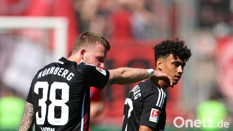 Frustrierter Abgang: Die Nürnberger Jannes Horn (links) und Nathaniel Brown nach dem 0:4 gegen Holstein Kiel. Bild: Daniel Karmann/dpa