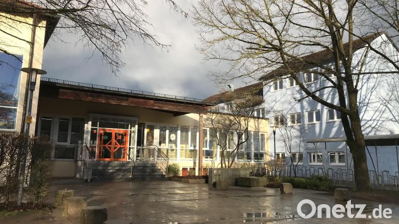Zwischen Hallenbad und Grundschultrakt soll ein Anbau entstehen, in dem die neue Mensa der Max-Prechtl-Schule untergebracht wird. Bild: mma