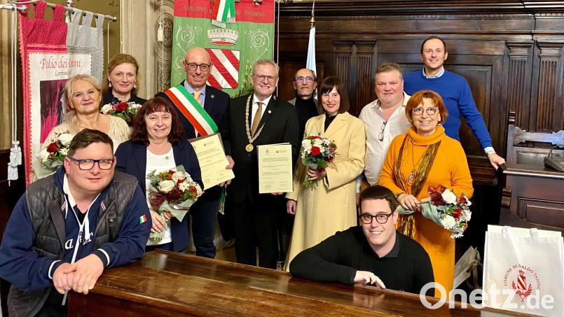 Stolz zeigen Sindaco Massimiliano Presciutti und Oberbürgermeister Andreas Feller (Fünfter und Sechster von links) die unterzeichnete Freundschaftserklärung. Mit ihnen freuen sich die Vertreter der Schwandorfer Delegation, Mitarbeiter der Stadtverwaltung aus Gualdo Tadino und Lehrkräfte des Schwandorfer Carl-Friedrich-Gauss-Gymnasiums und des Istituto di Istruzione Superiore Raffaele Casimiri. Bild: Sebastian Namyslo/exb