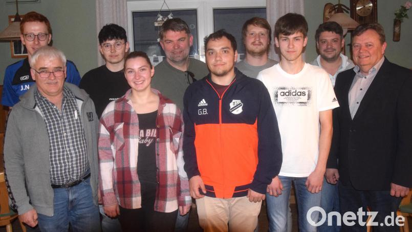Der 22-jährige Gerhard Bergler (vorne, Mitte) tritt die Nachfolge des 19 Jahre amtierenden Vorsitzenden Martin Kandler (hinten, Mitte) beim TSV Kirchendemenreuth an. Bild: fz