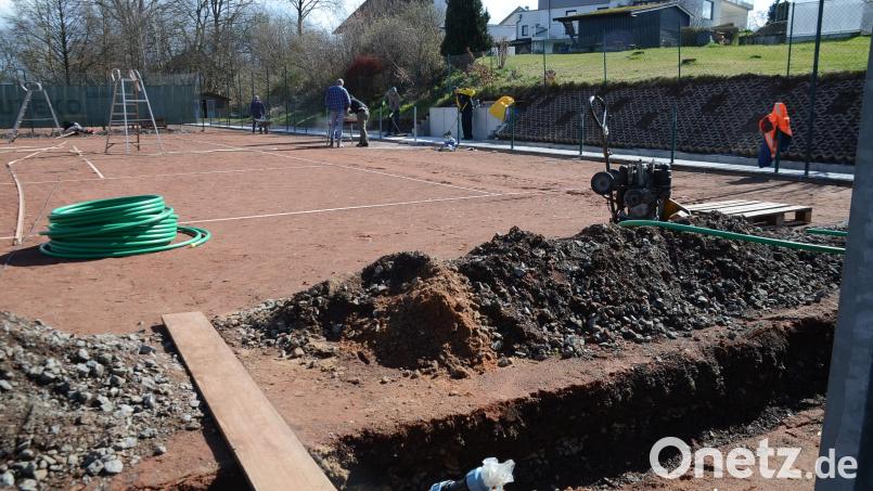 Der Tennisplatz des SV Kulmain wird derzeit auf Vordermann gebracht. Eine automatische Beregnungsanlage sorgt künftig für stets gute Bewässerung der Ziegelmehlplätze. Bild: ak