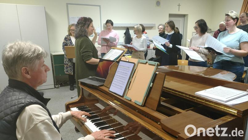 Geprobt wird in der Franz-Grothe-Schule in Weiden. Franz Nestler begleitet den Chor am Klavier. Bild: ald