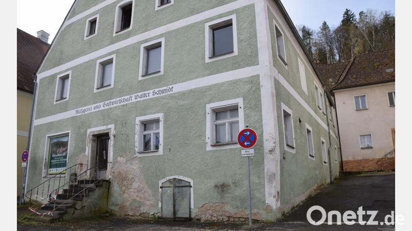 Die großen bürokratischen Hürden für den Bau des Naturparkzentrums im leer stehenden Ackerbürgerhaus am Marktplatz in Hohenburg sind überwunden. Die geschätzten Kosten für diese Baumaßnahme liegen bei 5,1 Millionen Euro. Der Eigenanteil der Marktgemeinde Hohenburg ist auf 1,8 Millionen Euro beziffert. Bild: bö