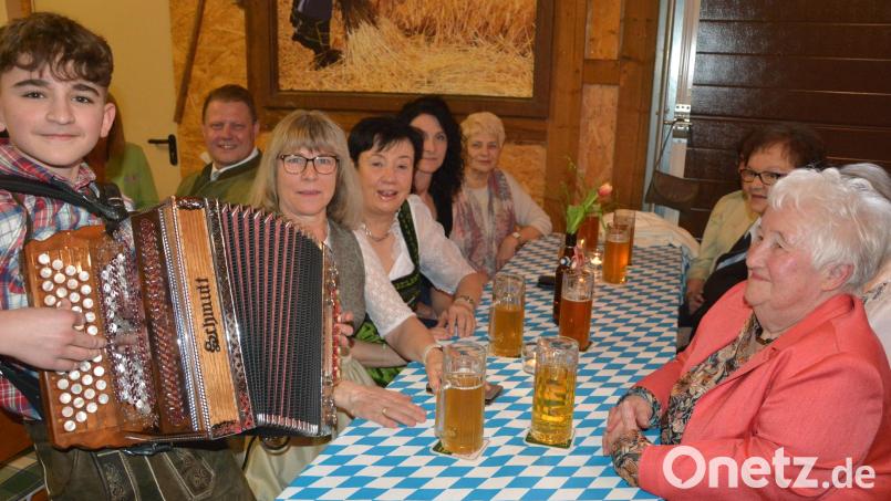 Der 13-jährige Max Haberkorn sorgte für zünftige Musik. Im Bild ist auch Waltraud Schriewer (rechts), die seit 48 Jahren der Frauen-Union angehört. Bild: jr