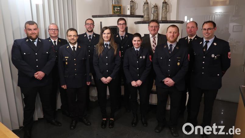 Neuwahlen bei der Feuerwehr Ebersbach (von links): stellvertretender Vorsitzender Andreas Weiß, Kreisbrandrat Christof Strobl, Kreisbrandinspektor Michael Iberer, der wiedergewählte Vorsitzende Manuel Lindner, Schriftführerin Anna Reuschl, der neue Kassier Markus Hann, die scheidende Kassienwartin Karin Dotzler, Bürgermeister Hans-Martin Schertl, Zweiter Kommandant Andreas Zwack, Kreisbrandmeister Andreas Luber und Erster Kommandant Wolfgang Rösch. Bild: rab