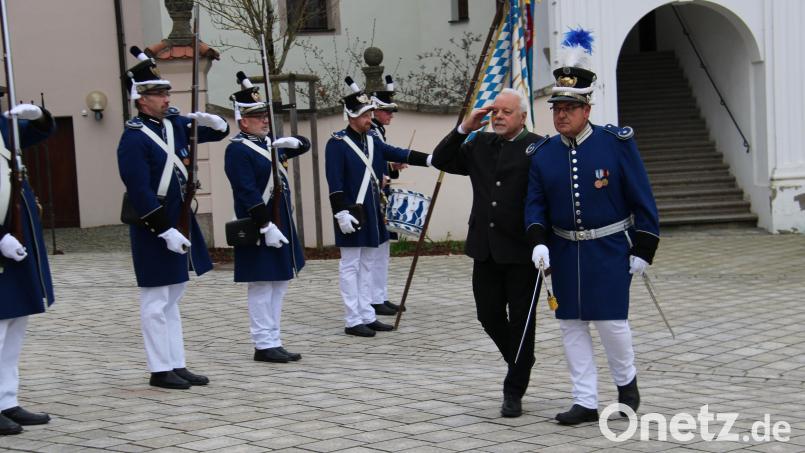 Besonders stolz war Ehrenstadthauptmann Ludwig Fritsch (Zweiter von rechts) als er gemeinsam mit Stadthauptmann Josef Moldaschl (rechts) an seinem 80. Geburtstag die zum Ehrensalut angetretene Bürgerwehr abschritt. Bild: prh
