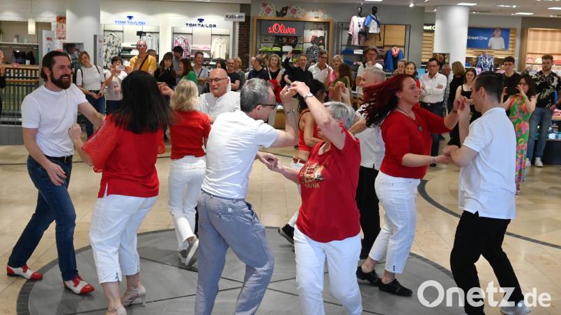 Flashmob im Bekleidungshaus Wöhrl in Amberg. Bild: gf
