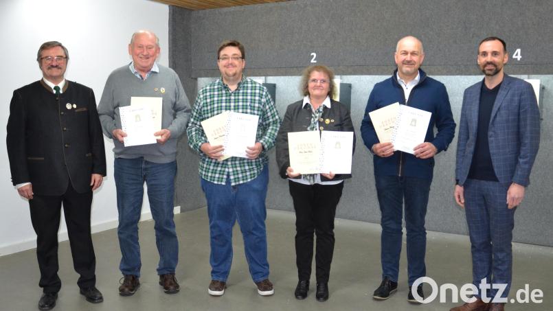 Treue und verdiente Mitglieder der Moosbacher Schützengesellschaft werden mit der Ehrennadel in Gold und Silber ausgezeichnet. Dazu gratulieren Zweiter Gauschützenmeister Anton Hirnet (links) sowie Bürgermeister Armin Bulenda (rechts). Bild: gi