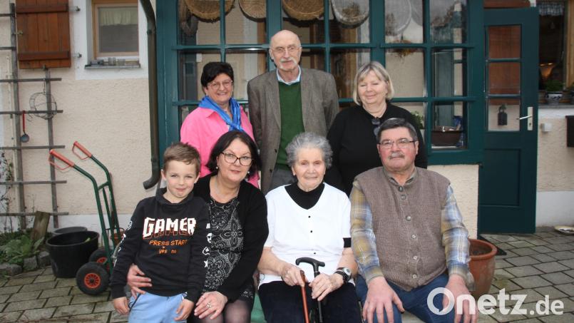 Bei noch guter Gesundheit feiert Luise Resch (vorne, Zweite von rechts) im Kreis ihrer Familie und Freunden ihren 90. Geburtstag. Dritter Bürgermeister Günther Gilch (hinten, Mitte) ist zum Gratulieren gekommen. Bild: frd