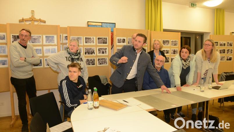 Die Muster auf dem Tisch, der Blick auf die Leinwand mit den Bildern des Fußbodens gerichtet - so machen sich Bürgermeister Ernst Lenk und die Gemeinderäte ein Bild vom möglichen späteren Aussehen des &quot;Innenlebens&quot; der Mehrzweckhalle. Bild: bey