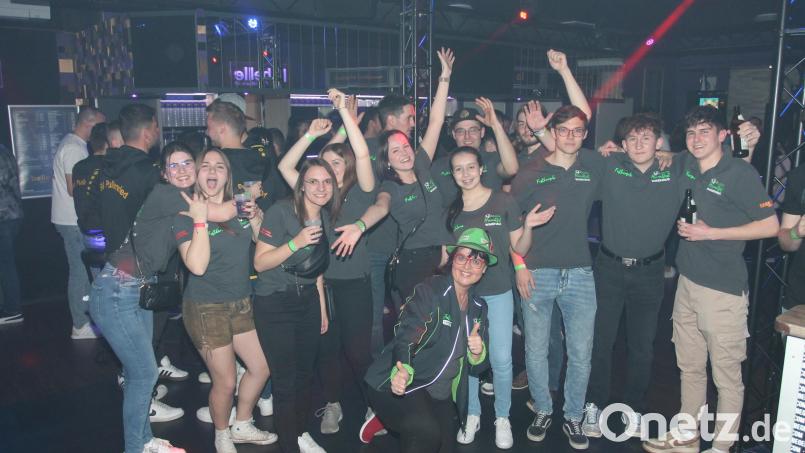 Die Festdamen und -burschen lassen es bei der Disco krachen. Bild: pi