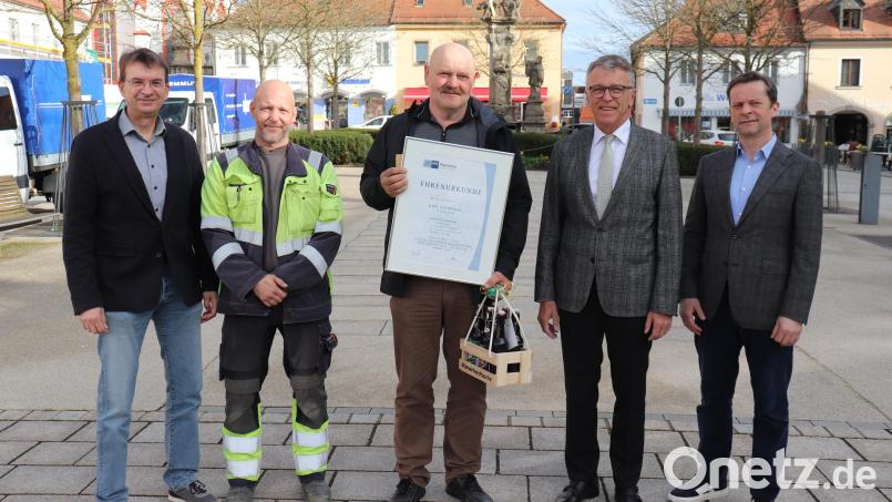 Neben Bürgermeister Franz Stahl (Zweiter von rechts) und Werkleiter Thomas Kraus (links) gratulierten Karl Schwägerl (Mitte) auch der Leiter der Hauptverwaltung, Markus Bergauer (rechts), sowie der Personalratsvorsitzende der Stadtwerke, Michael Fiedler (Zweiter von links) zum Dienstjubiläum. Bild: Stadt Tirschenreuth/exb