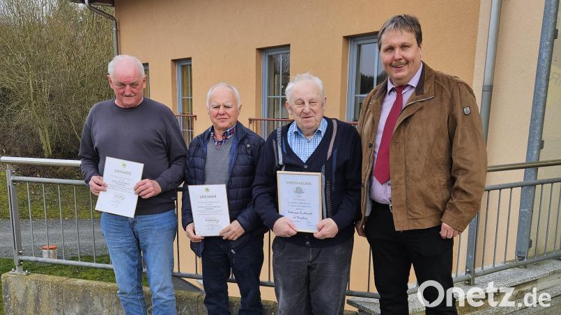 Vorsitzender Martin Fischer (rechts) zeichnete Gerhard Möhrlein, Bernhard Schwamberger und Xaver Gleißner mit Urkunden aus. Bild: Christina Trenner/exb