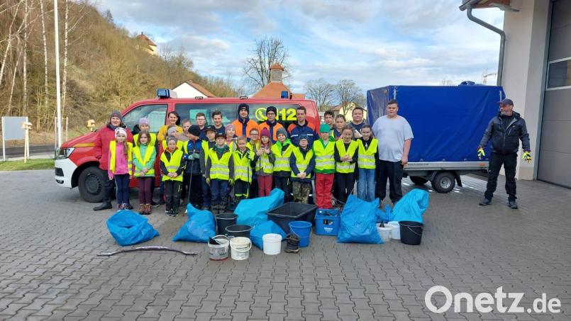 Bei der &quot;Rama dama&quot;-Aktion der Riedener Feuerwehr kommt ein ganzer Anhänger voll Müll zusammen. Bild: Stefanie Igl/exb