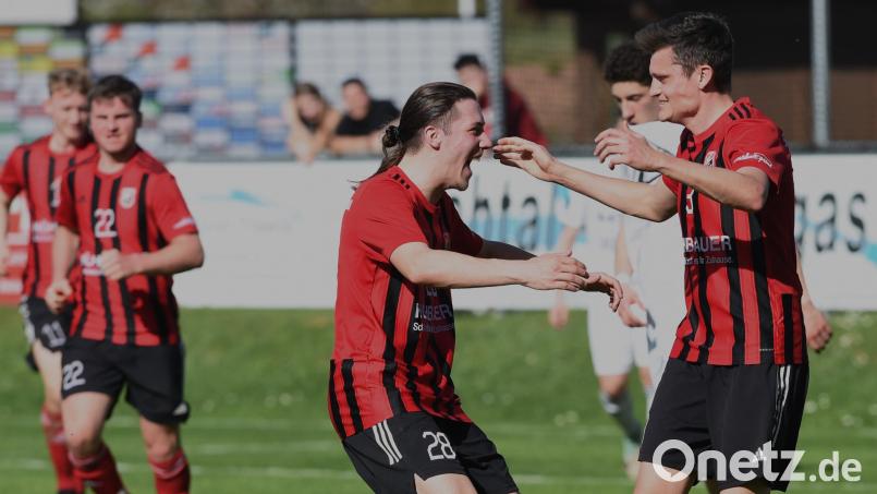 Erol Özbay bejubelt das zwischenzeitliche 1:0 für den SC Luhe-Wildenau mit dem Torschützen und Spielertrainer Benjamin Urban (rechts). Bild: Büttner